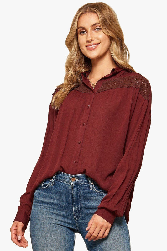 A Crinkled Woven Shirt Featuring Basic Collar